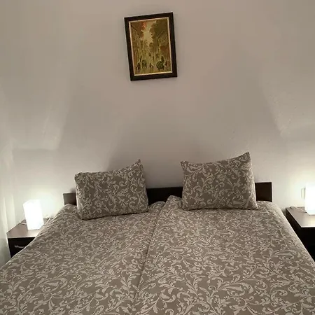 Apartment Elegant Two Bedroom - Location *